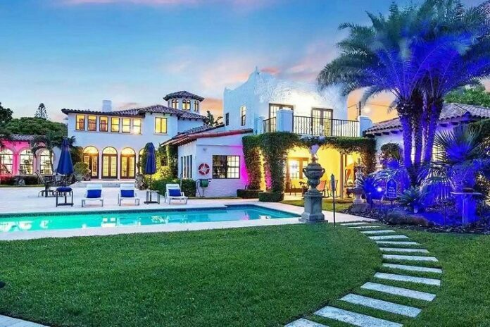 Enjoy the Florida Lifestyle in this Lakefront Courtyard Villa